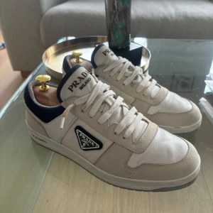Prada Skor  - Prada skor I storlek 41  Riktigt schyssta Prada skor.  Sparsamt använda och givets äkta. Legit checkade av stort företag.  Nypris Ca 10 000kr  https://www.farfetch.com/se/shopping/men/prada-downtown-laga-sneakers-item-20850316.aspx  finns i centrala Stockholm eller postas försäkrat och spårbart om så önskas   Taggar Moncler Dior Louis Vuitton 
