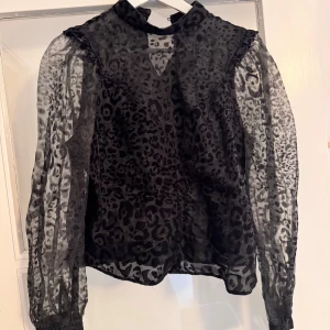 Blus med mönster - Blus från Zara i leo-mönster. Storlek M men upplevs som en liten M / S. 