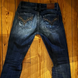 As coola jeans - Jätte snygga vintage jeans från en thrift store i usa, skulle säga att de passar S och M beroendes på hur man vill ha dem, bilderna är på mig som är S🩷