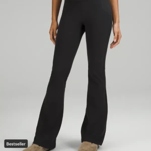 Lululemon byxor  - Säljer mina lululemon byxor i bootcut modell, lite noppriga men går att få bort med noppermaskin. Väldigt långa, jag är 173cm. Dom är i storlek 6 vilket motsvarar typ S. Originalpris 1300kr