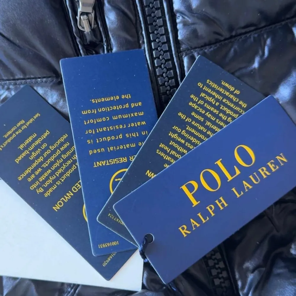 Helt ny ralph lauren jacka från zalando som jag glömde returnera säljer för bra pris. Den är mörkblå men ljuset får den se svart ut.. Jackor.