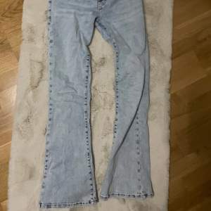  Stretchiga blå bootcut jeans som knappast använts