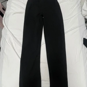 Svarat byxor  - Formade byxor, väldigt fina. Knappt använda från shein i storlek M, för långa tjejer.