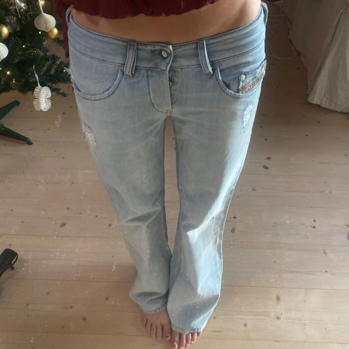 Ljusblå jeans med slitningar - 92