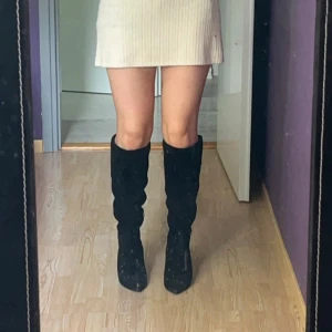 Svarta stövlar med klack - Snygga svarta stövlar i mocka med hög klack och spetsig tå. De har en dragkedja på sidan för enkel på- och avtagning..köpta för 1555kr på Zalando 