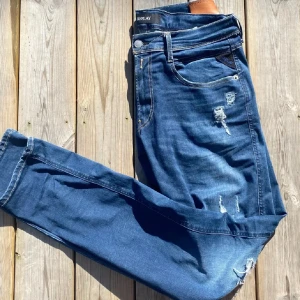 Replay jeans anbass  - Replay anbass!! Cond 9/10 de är som nya! Storlek 31/34! Köpta för ca 1600 men säljer för 500kr !!!! Pris kan diskuteras vid snabb affär! 