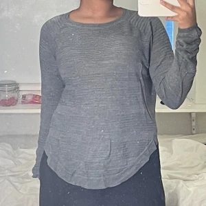Grå tröja - Tröja från Only som inte kommer till användning längre. Storlek M, jag har storlek XS/S och passar mig lika fint.