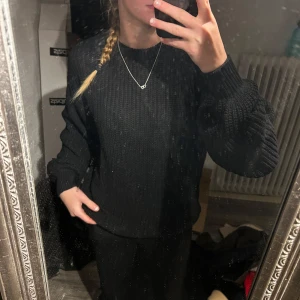 Svart stickad tröja från NA-KD - Säljer en svart stickad tröja från NA-KD i storlek XS. Tröjan har en klassisk design med långa ärmar och ribbade muddar. Perfekt för kyligare dagar.