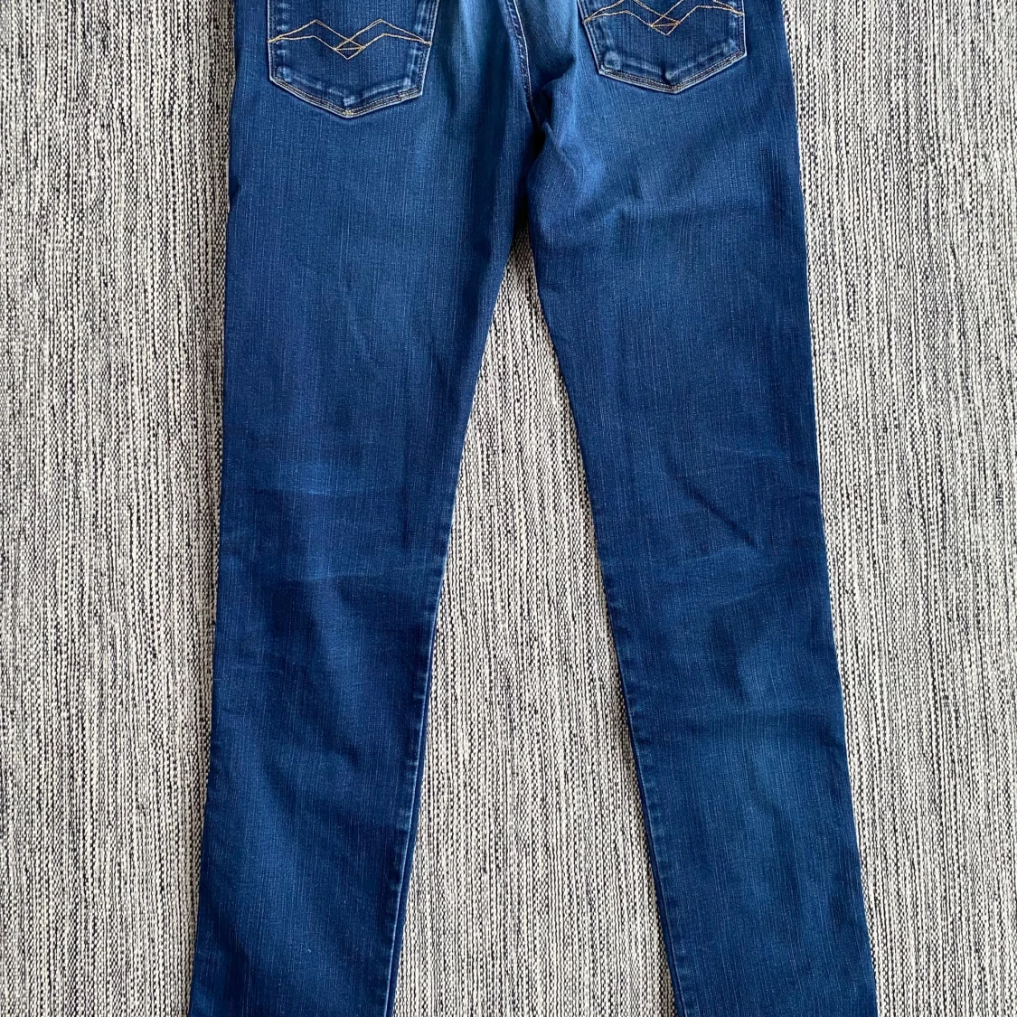 Blåa jeans i strl W30/L36 från Replay, modell Anbass slim fit - 91
