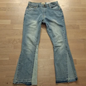  Gallery Dept jeans - Säljer ett par flared Gallery Dept jeans I storleken S. De är i väldigt bra skick och knappt använda. Om du har andra frågor eller vill diskutera priset är det bara att skicka ett meddelande ✅️