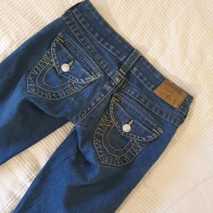 Jeans från True Religion - ✨️Säljer ett par snygga blå jeans från True Religion✨️                                                                     MIDJEMÅTT: 36 Cm                                          LÄNDGD: 90 Cm                                               INNERBENSLÄNGD: 73 Cm                                            Kommer inte ändra priset💘 