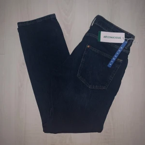 HELT NYA grischiga jeans med stretch - Säljer nu den här tvär feta jeansen i strlk 30-32! Aldrig använd, helt nya!!! Skick 10/10 Den här grischiga modellen från HM (regular stretch 🍾) liknar dem andra populära jeans modeller av märker som tex Replay och Dondup George. Grym kvalitet och jätte skön passform 💯Säljer dem för ett dunderpris (bara 199kr) så slå din slag nu du kan! 