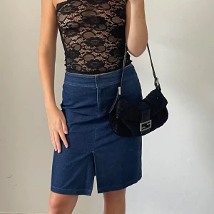 Knälång jeanskjol - Supersnygg knälång kjol i mörk denim! Med vita sömmar och med en liten slits i mitten fram <3 passar ihop med det mesta! Passar mig som är S, men skulle kunna passa lite större också