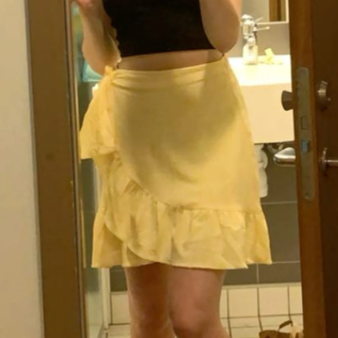 Gul omlottkjol med volang - 90