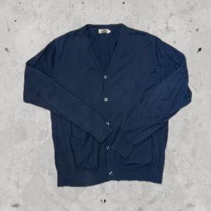 Blå kofta från D+LJ - Blå kofta från märket D+LJ. Storlek: XL, passar även L. Skick: 8/10. Pris går att diskuteras! Kontakta mig för fler bilder eller info!🙌