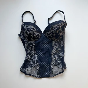 Prickig korsett - Vintage prickig söt korsett. Står varken märkes eller storlekslapp men den passar XS/S och kupa B