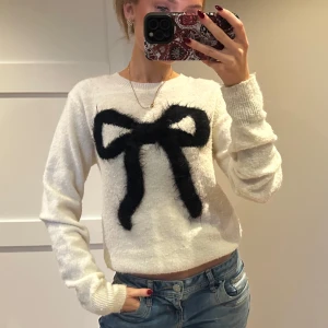 Stickad tröja  - Super fin stickad tröja med en söt rosett🖤🤍