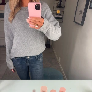 Grå stickad tröja - Grå stickad tröja. 