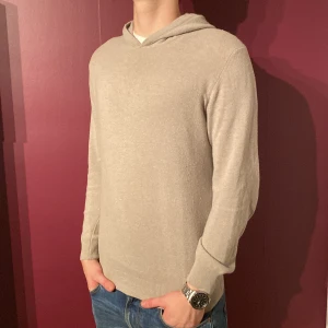 Oscar Jacobson Kashmir Hoodie - Oscar Jacobson Kashmir Hoodie | Skick: 8/10 | Storlek: M | Fraktar inom 24H efter köp, på köparens bekostnad📦 Hör av dig vid minsta fråga eller fundering🌟