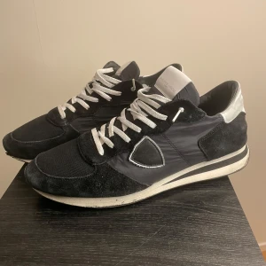 Philippe model trainers - Säljer dessa feta Philippe model trainers i modell trpx i storlek 45. Lite små defekter som man ser på bilderna. Skriv vid frågor och funderingar