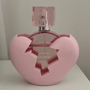 Ariana Grande Parfym  - Säljer denna härliga Ariana Grande Parfym ”Thank U Next” i 100ml. Perfekt för att ge en söt och fräsch doft💕 ni ser i bilderna hur mkt jag har använt det är mer än hälften som är kvar. För mer frågor o bilder kan ni kontakta mig💕(den som köper får en mini present  med🥰) 