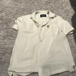 Linne skjorta från Lyle & Scott - Säljer en linne skjorta från Lyle & Scott. För att den inte kommer till användning längre och är för liten. Den är sparsamt använd med inga synliga tecken av det