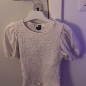 Vit topp med puffärmar från H&M - Vit tröja med fina armar. Från h&m och är o storlek xs. Använd en gång typ. Skriv om man vill se den på så skickar jag! Står ej för frakten. ☺️❤️