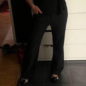 Svarta kostymbyxor med mörkgrå ränder - Lösa lågmidjade kostymbyxor med tunna gråa ränder💕 jättesköna i materialet🥰