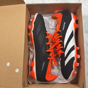 Adidas Predator fotbollsskor stl 42 - Addis Predator Pro MG storlek 42 i mycket bra skick. Endast använda en gång då de var lite för små för mig. Ordinarie pris i affär: 1 749 kr