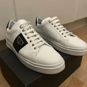 Vita sneakers från Philipp Plein - Ett par riktigt fräscha Philip Plein skor i storlek 45. Skicket är väldigt bra då skorna är bara prövade o använda en gång. Box, dustbag o hela rubbet ingår. Mitt pris utgår från 2000kr men är öppen för diskussion. Bara att höra av för frågor!