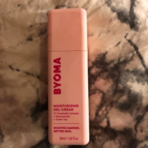 Moisturizing Gel-Cream från Byoma. Nästan helt oanvänd har använt Max 2 gånger och köpte nyligen  - Fuktgivande gel-kräm med Tri-Ceramide Complex, niacinamide och grönt te. Lätt och oljefri formula som stärker hudbarriären och ger jämnare hudton. Perfekt för daglig användning.