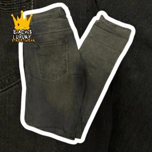 Nudie jeans  - Snygga svarta jeans från Nudie Jeans med en klassisk femficksdesign. De har en straight passform och är perfekta för en stilren look. Storlek: 30/32 - Skicket på jeansen är väldigt bra utan defekter - 9/10 - mitt pris: 499 - Nypris: 1599kr