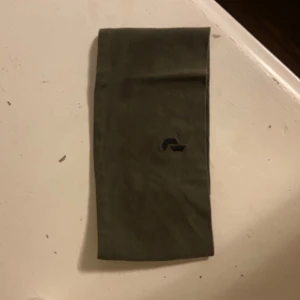 PeakPerformens pannband  - Snygg militärgrön PeakPerformens pannband som är i fint skick! Bara att skriva om ni har någon fundering🙌!Äkta!