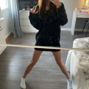 Svart tröja med v-ringning - Säljer en marinblå tröja med v-ringning och långa ärmar. Perfekt för en avslappnad stil och kan enkelt matchas med jeans eller leggings.