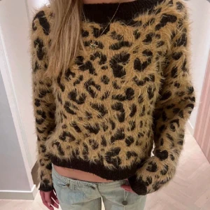 Leopardmönstrad fluffig tröja - Säljer en supermjuk och fluffig tröja med leopardmönster. Populär och helt slutsåld från HM 🐆storlek Xs men passar även större storlekar bra.