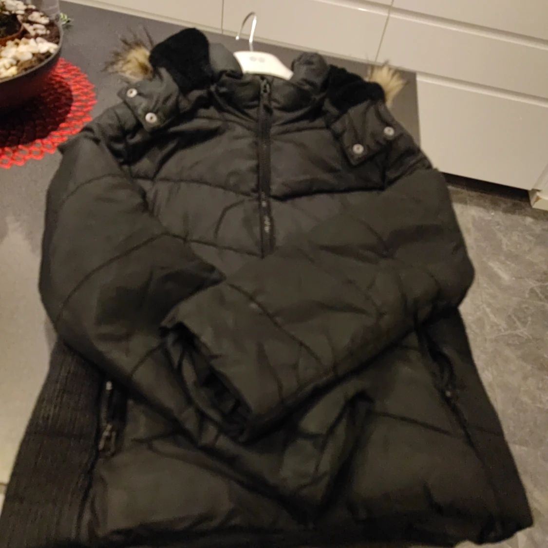 Svart quiltad vinterjacka med fuskpäls - 3