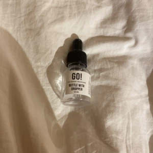 Transparent flaska med pipett - Säljer en praktisk och stilren transparent flaska med pipett, perfekt för att dosera vätskor. Flaskan rymmer 25 ml och har en svart skruvkork med pipett för enkel användning. Passar utmärkt för olika typer av vätskor och är lätt att ta med sig.