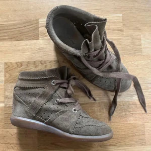 Isabel Marant Bobby  - Så sjukt snygga skor älskar men tyvärr lite förstora för mig, byter gärna mot ett par i 40/39!!!💖💖