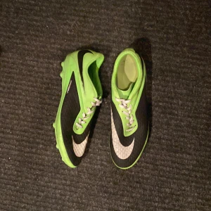 Nike hypervenom fotbollskor  - Tjena! Säljer ett par fotbollskor. Modellen är Nike hypervenom och dessa är elite. (Alltså bästa modellen). Storleken är 47,5, skick 7,5/10. Dem är sällsynta men eftersom de är lite använda så är priset billigare. Skriv vid frågor/funderingar.
