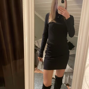 Mörkblå ribbad klänning  - En mörkblå ribbad klänning från cubus i storlek M. Använts flitigt men är i bra skick🩷