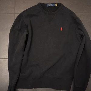 Svart tröja från Ralph Lauren - Snygg svart tröja från Ralph lauren. Säljer för att den är för liten. Tröjan är lite nopprig.