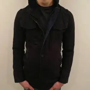 Snygg svart field jacka från G-star. Jackan har en stilren design med långa ärmar och praktiska fickor. Perfekt för kyligare dagar❄️ Tveka inte med att ställa frågor👍