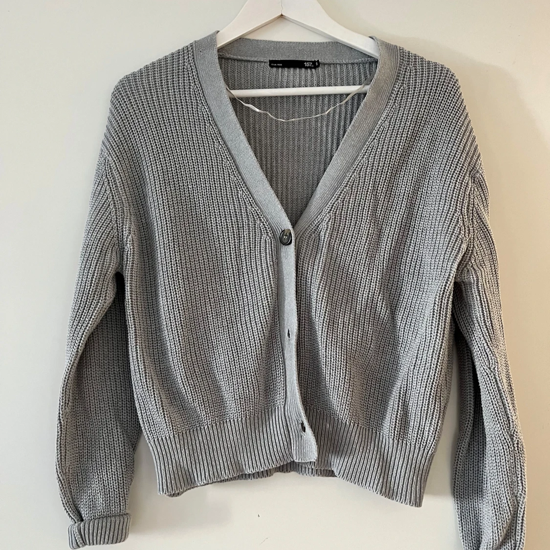 Grå stickad kofta från 157