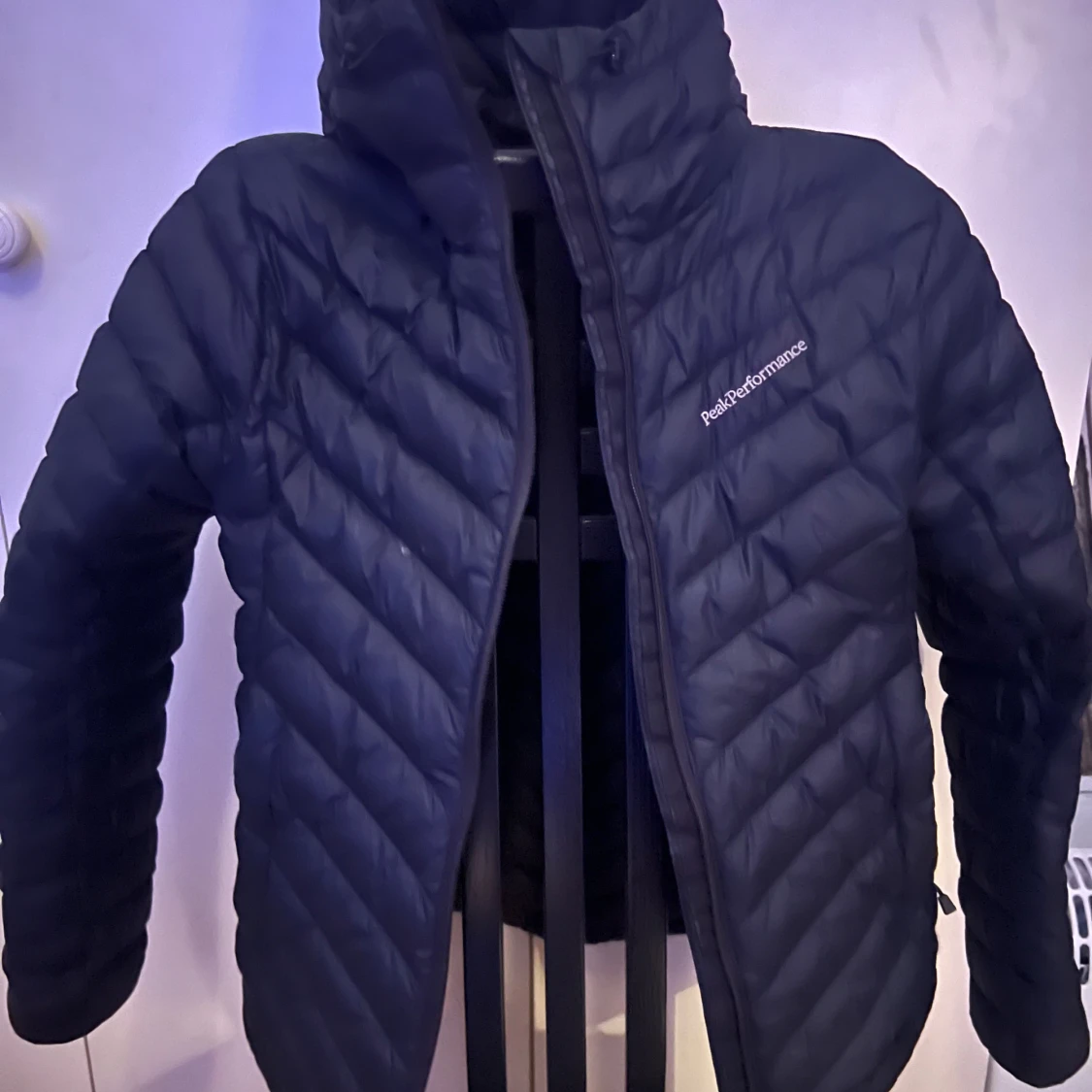 Svart dunjacka från Peak Performance