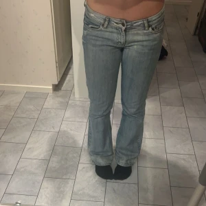 Low waist bootcut jeans  - Low waist, storlek S skulle ja säga.38cm rak över midjan. Ganska bra skick ändå. Har en liten difekt mellan benen- se sista bild. Pris kan diskuteras vid smidigt köp. Obs köper en står för egen frakt.