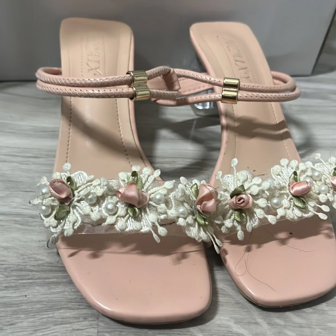 Rosa sandaler med blommor och pärlor