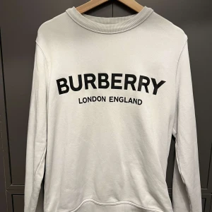 Vit tröja ifrån Burberry - Säljer en stilren vit tröja från Burberry. Den är i storlek M och det är mycket bra skick. Priset kan diskuteras.