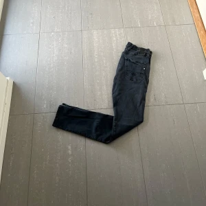 Replay Anbass Hyperflex Jeans - Säljer nu dessa Replay Anbass Hyperflex jeans i en grå/svart färg, skriv för fler bilder/frågor🙌🏼