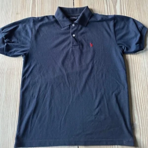Ralph Lauren piké - Marinblå piké från Ralph Lauren i stl L men passar även M. Skicket är 9/10, inga defekter alls. Skriv till mig ifall ni har frågor, priset kan diskuteras! 