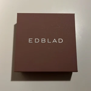Guldörhängen från Edblad - Snygga guldörhängen från Edblad med en unik design som påminner om små solstrålar. Perfekta för att ge en edgy touch till din stil. Kommer i originalförpackning.